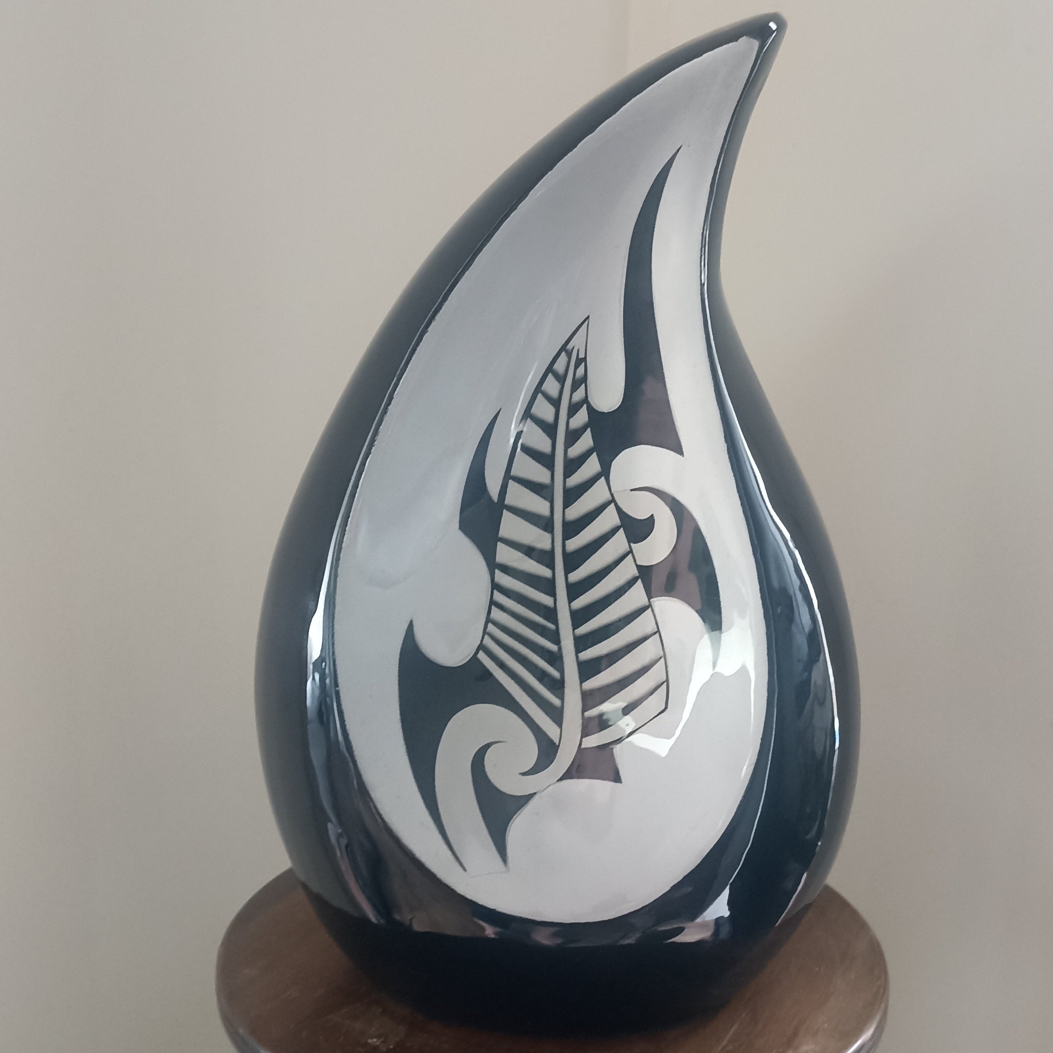 Silver Fern Urn - Image 3